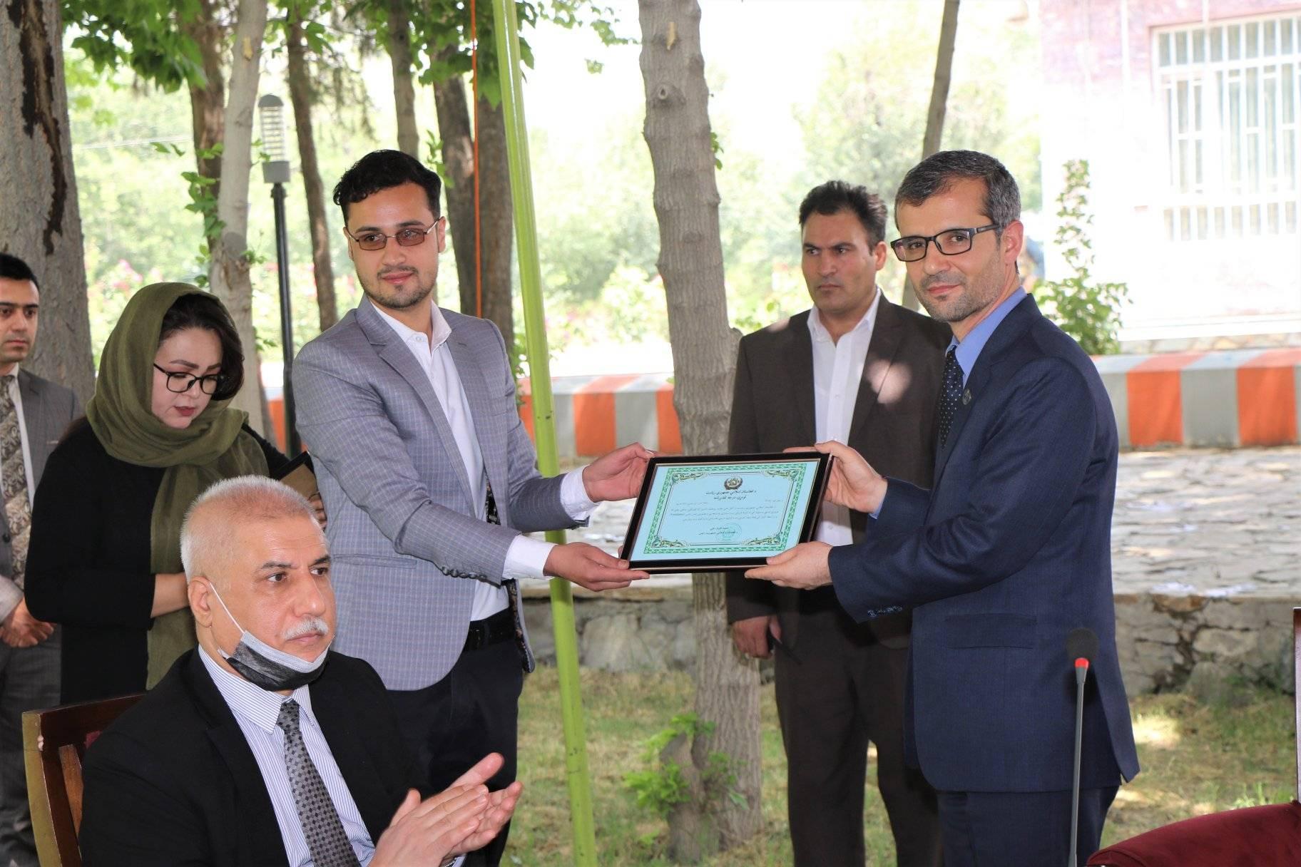 تفویض تقدیرنامه درجه اول به اعضای تیم کمیونتی کالج پوهنتون علوم طبی کابل ابوعلی ابن‌سینا