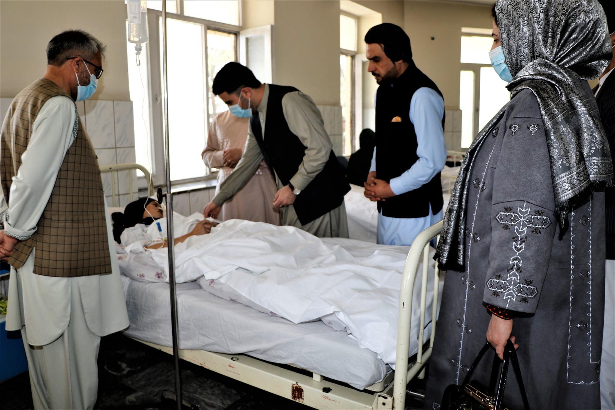 معین مالی و اداری وزارت تحصیلات عالی از مريضان شفاخانه های کادری مرکز عیادت نمود.