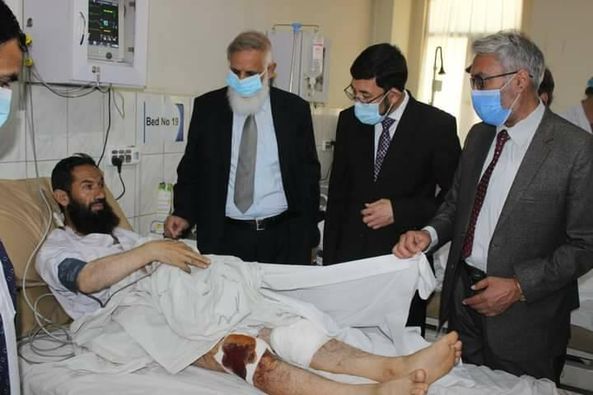 عیادت وزیر تحصیلات عالی و هیات همراه شان از مجروحان حادثه انفجار بالای موتر حامل استادان پوهنتون البیرونی