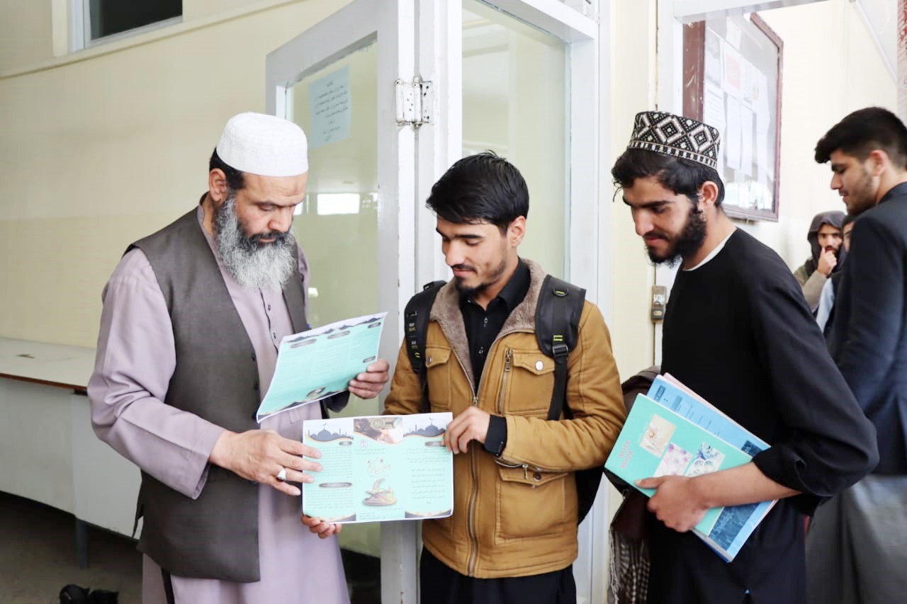 آمریت ارتباط و آگاهی عامه پوهنتون علوم طبی کابل بروشور معلوماتی را که به مناسبت فرا رسیدن ماه مبارک رمضان و فضیلت های این ماه ترتیب و تدوین کرده بود، امروز 5 رمضان المبارک 1444 هـ ق بعد از ادای نماز ظهر برای محصلان و کارمندان این پوهنتون توزیع 