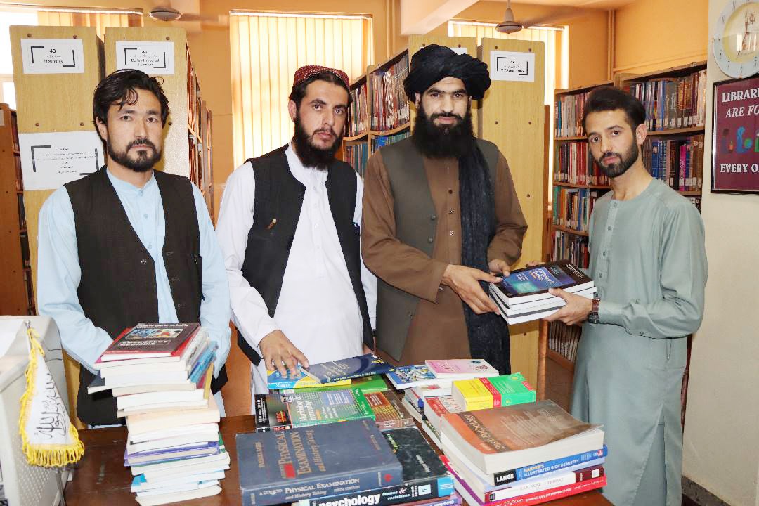 د کابل طبي علومو پوهنتون د یوتن فارغ لخوا د ۷۰ ټوکه کتابونو مرسته