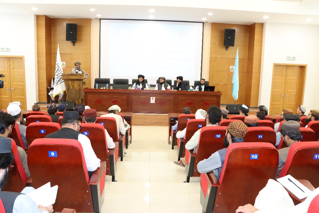 این ورکشاپ امروز 6 سنبله سال روان از سوی ریاست اطلاعات، نشرات و ارتباط عامه وزارت تحصیلات عالی در تالار امام قتیبه (رح) پوهنتون کابل به منظور ارتقای ظرفیت، ذهنیت سازی و هماهنگی در فعالیت های رسانه‌یی برای مسوولان نشراتی پوهنتون های مرکز و ولایت تدویر شد.  بلال کریمی معاون سخنگوی ا.ا.ا و دکتور لطف الله خیرخواه معین علمی وزارت تحصیلات  عالی که در این ورکشاپ شرکت کرده بودند در رابطه به جنگ تبلیغاتی و پالیسی نشراتی امارت اسلامی افغانستان سخنرانی کرده و معلومات همه جانبه خویش را ارایه کردند.  در ادامه ورکشاپ در 