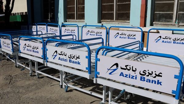 ۱۷ پایه چپرکت و ۱۰ پایه چوکی سایه بان دار از سوی عزیزی بانک با شفاخانه تدریسی میوند پوهنتون علوم طبی کابل مساعدت شد.